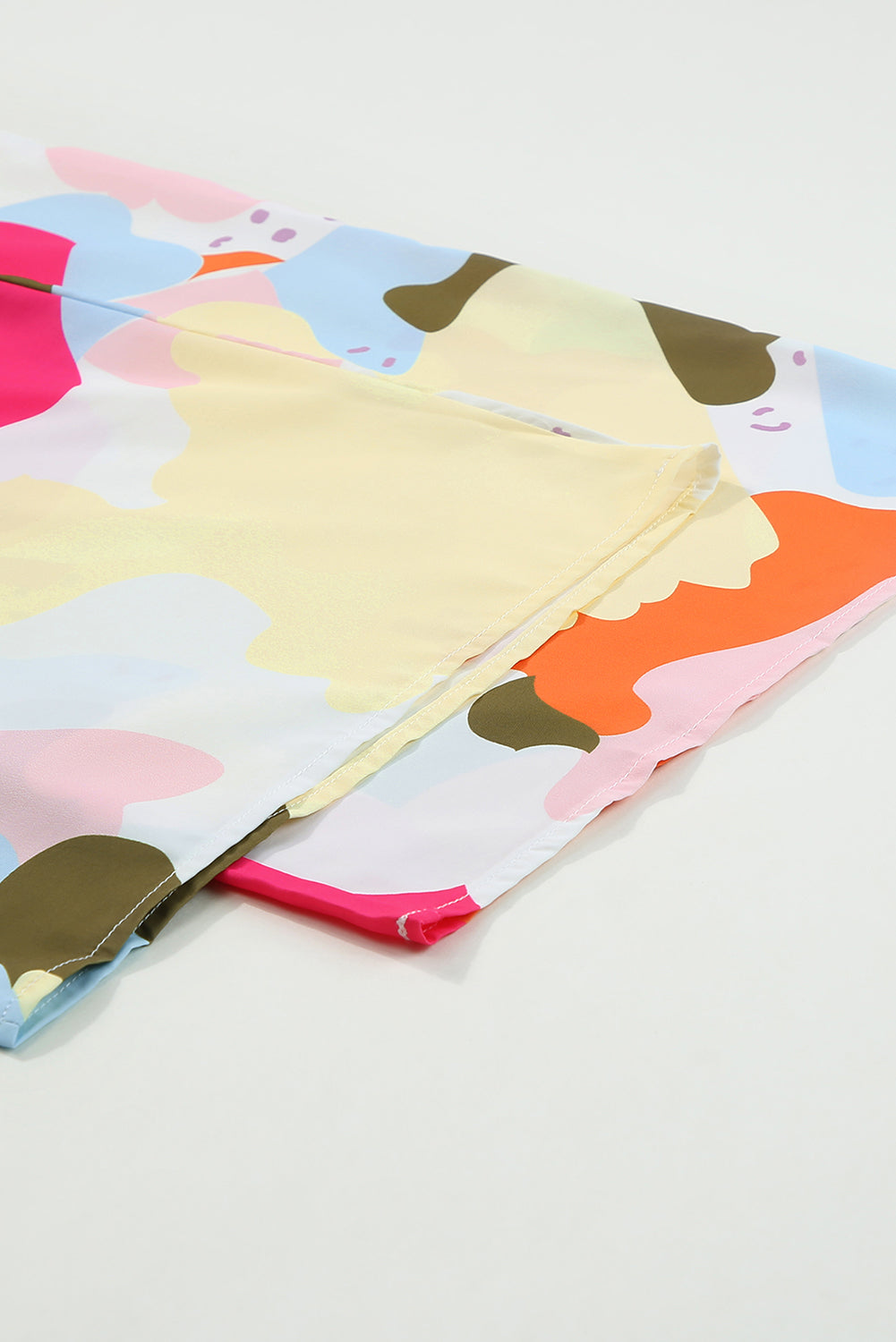 Fließende Hose mit weitem Bein und mehrfarbigem Farbpaletten-Print