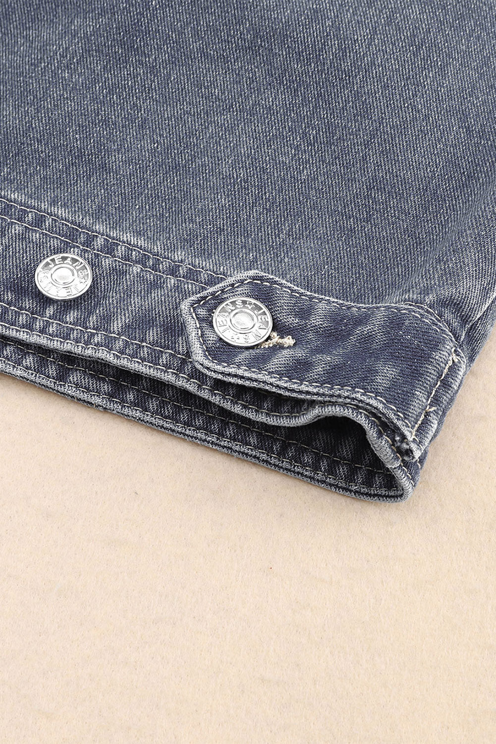 Giacca di jeans ampia con spalle scoperte e tasche sul petto grigie