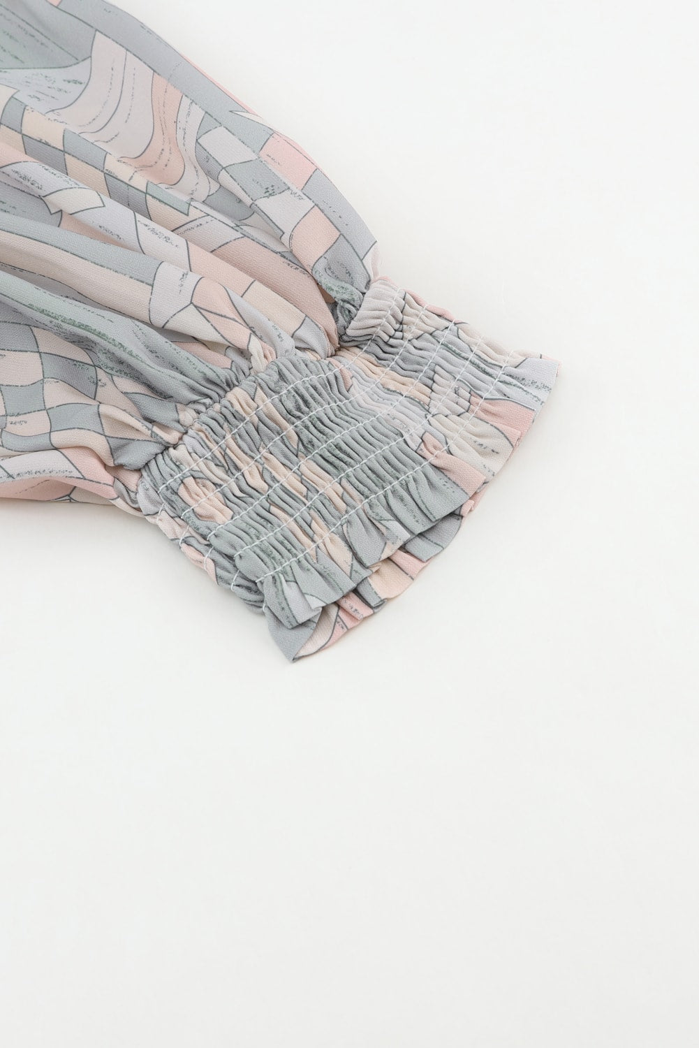 Mini obleka z večbarvnim abstraktnim potiskom in naborki z V izrezom