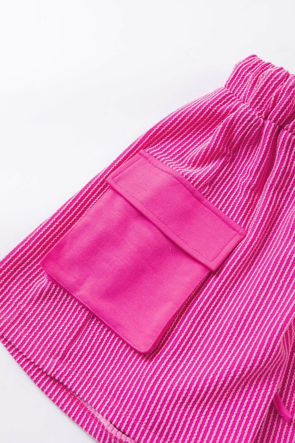 Pantaloncini a gamba larga con tasca cargo rosa brillante