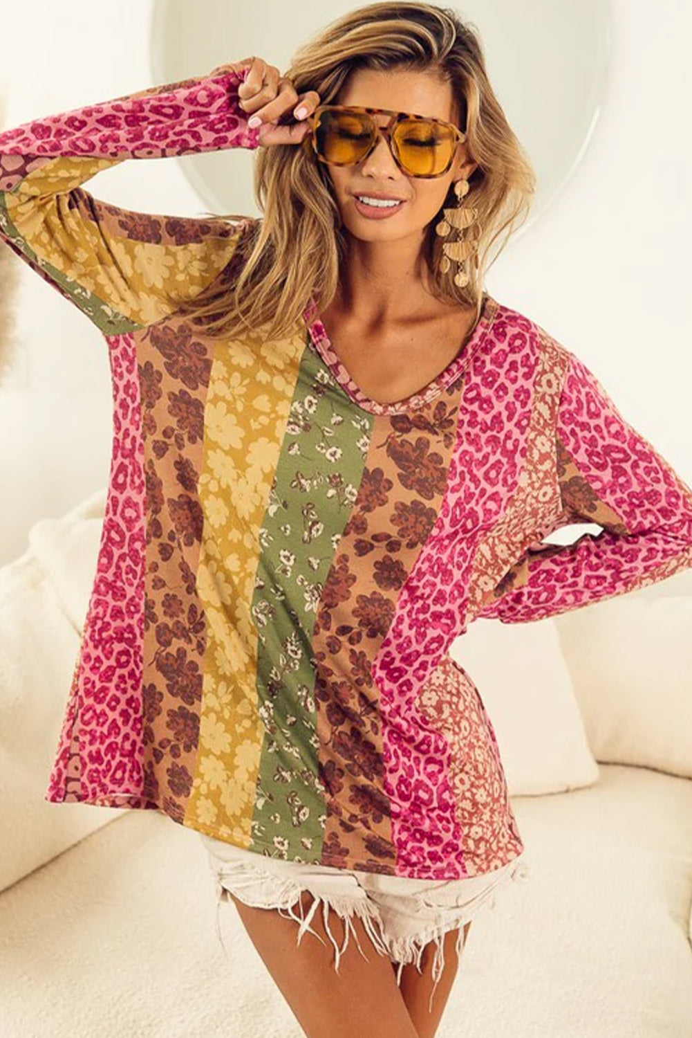 Večbarvna majica z mešanim potiskom v obliki leoparda z v-izrezom in dolgimi rokavi