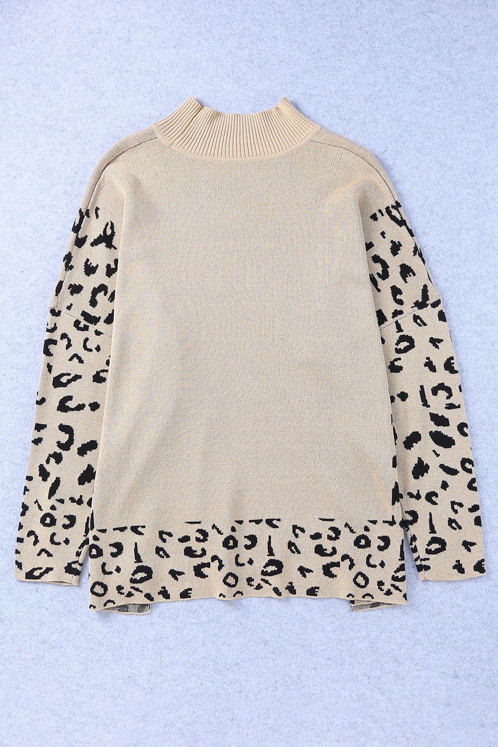 Velik pulover z visokim ovratnikom in stranskim razporkom v barvi kaki leoparda