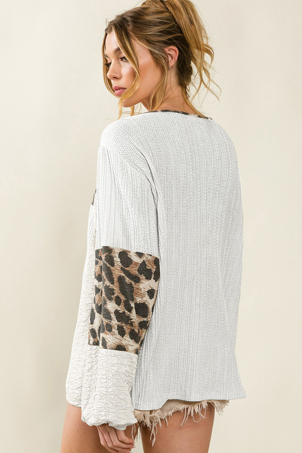 Bela teksturirana bluza z napihnjenimi rokavi v obliki leoparda