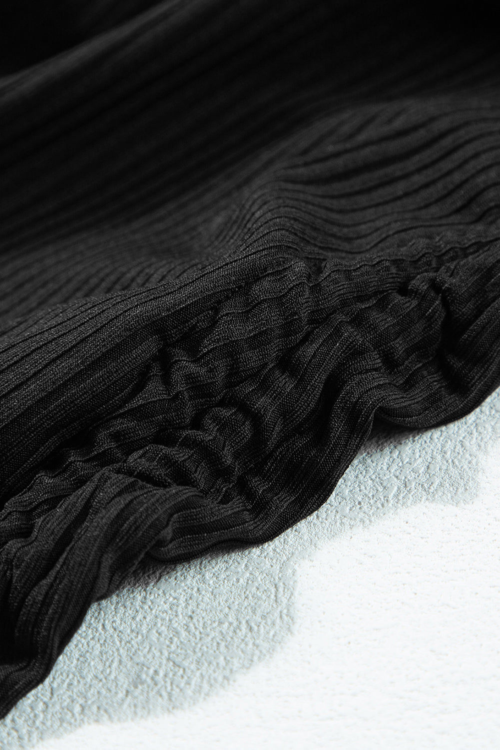 Crni jednodijelni kupaći kostim s rebrastim izrezom sa strane