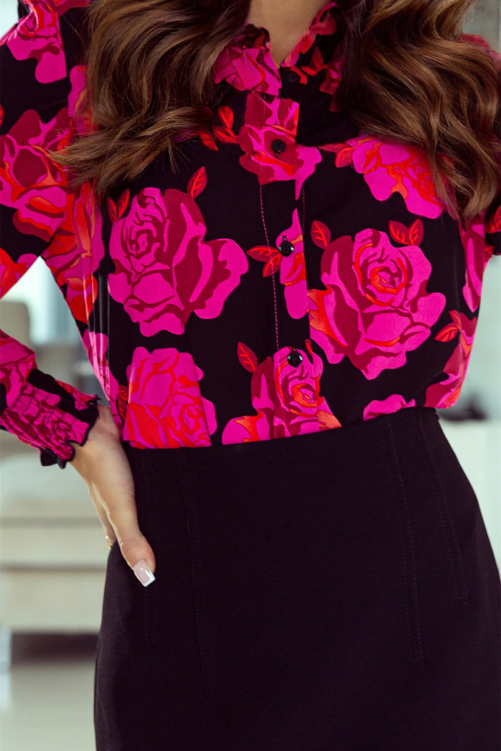 Košulja dugih rukava s ružičastim cvjetnim rubovima i manžetama