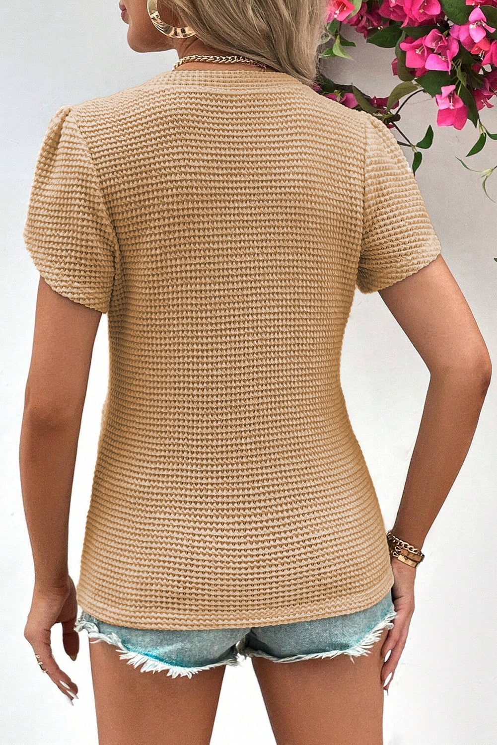 Kamelfarbenes Waffelstrick-T-Shirt mit V-Ausschnitt und Blütenblattärmeln