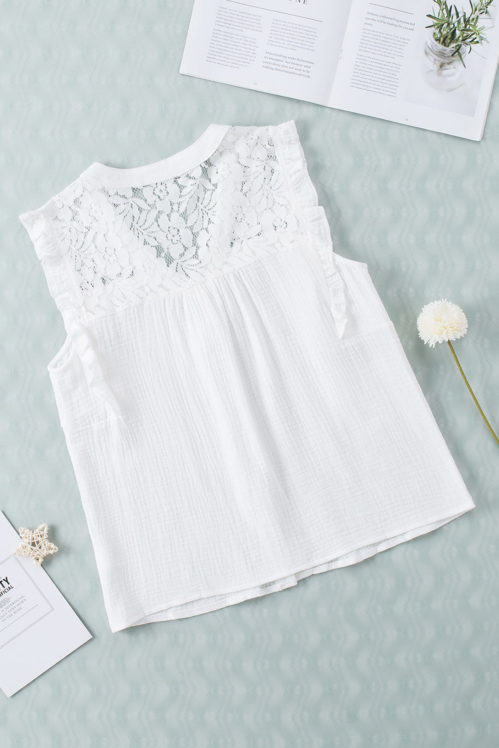 Bela srajca brez rokavov s kvačkano teksturo s cvetlično čipko