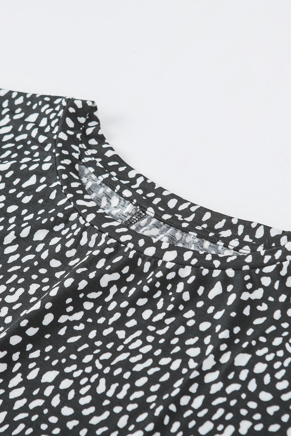 Top a tunica con tasche laterali con stampa leopardata nera