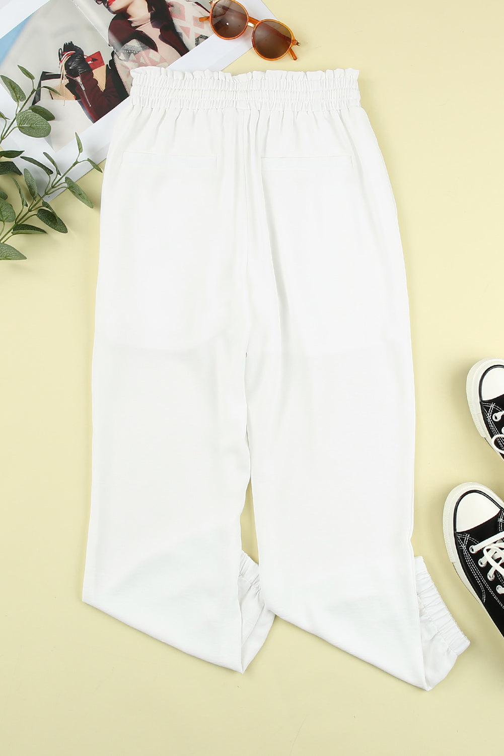 Pantalon de jogging blanc à taille smockée avec cordon de serrage et couleur unie