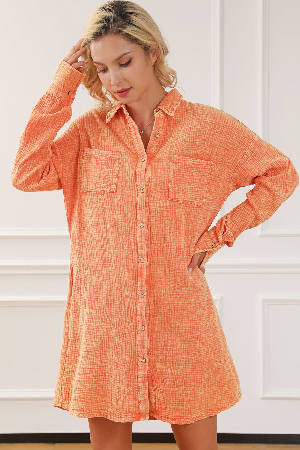 Abito camicia oversize arancione con doppia tasca sul petto increspata