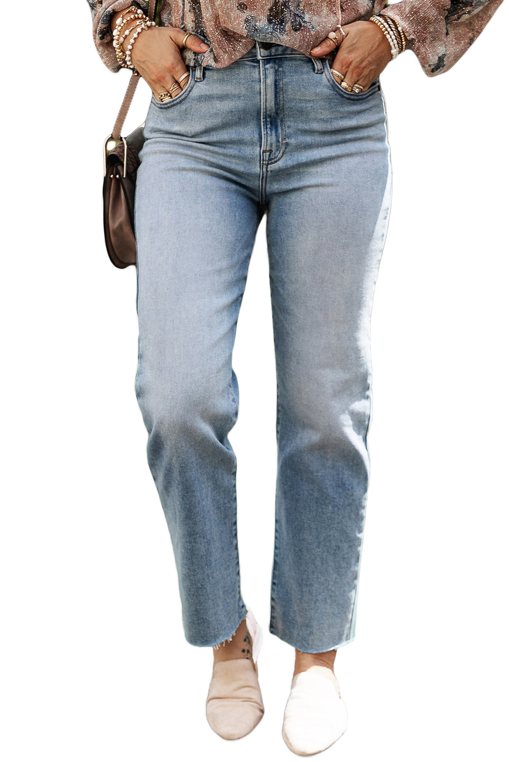 Hellblaue Straight-Jeans mit ungesäumten Kanten und Acid-Waschung