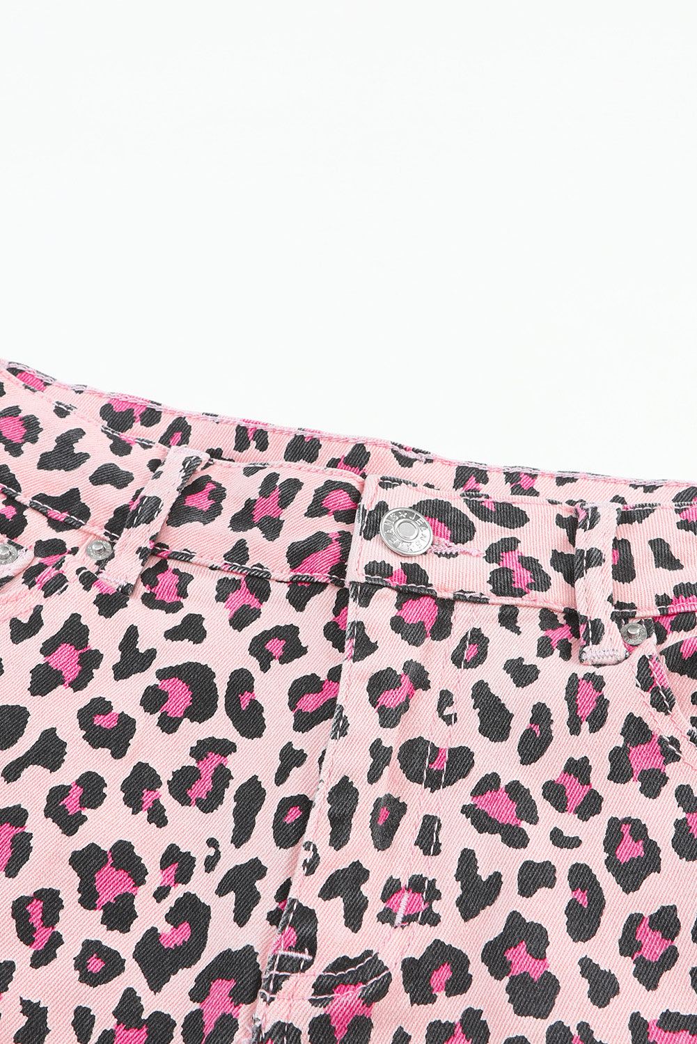 Short en jean rose à imprimé léopard et ourlet brut