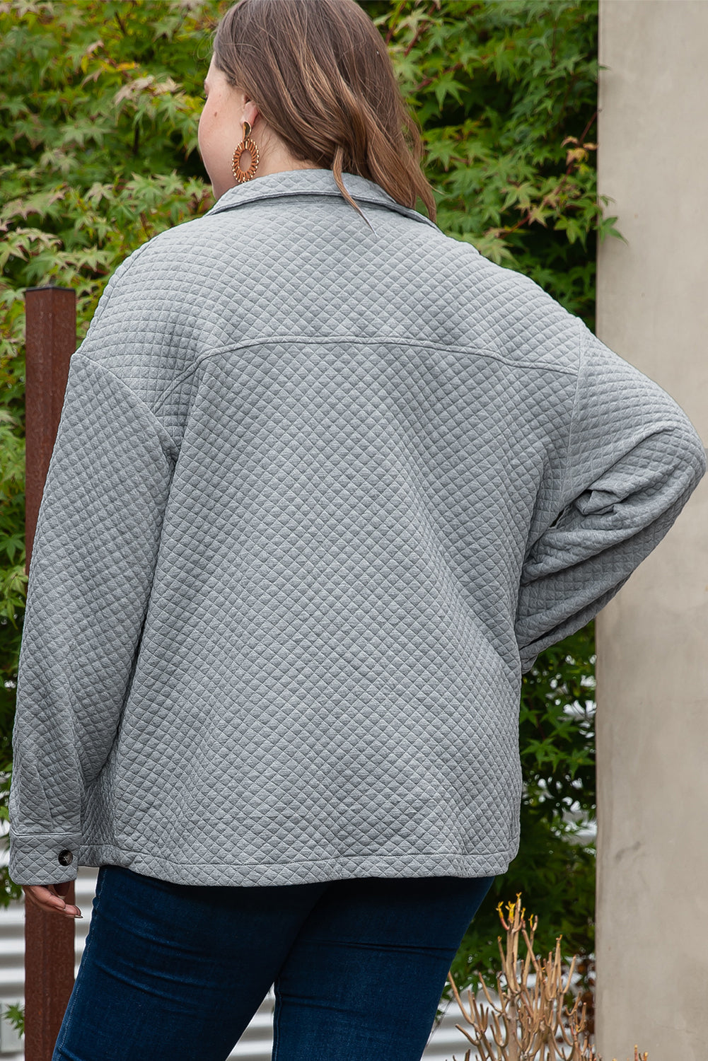 Siva jakna s prešitim vzorcem velike velikosti