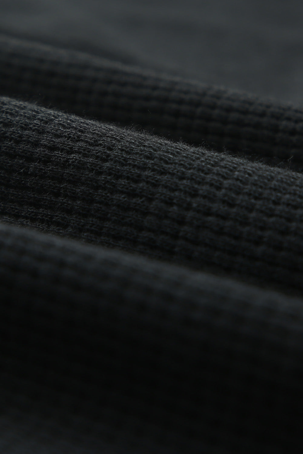 Komplet crne rebraste majice s patentnim zatvaračem i kratkih hlačica visokog struka