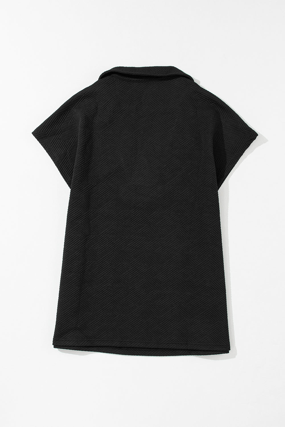 Crna majica kratkih rukava s V izrezom i ovratnikom s teksturom