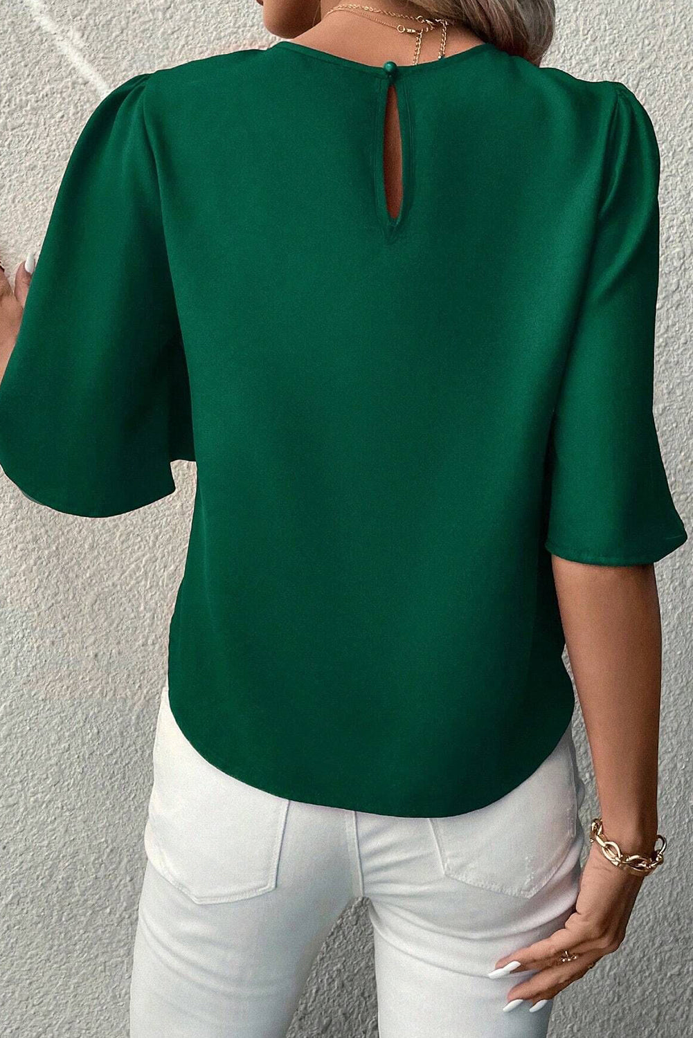 Črnkasto zelena enobarvna satenasta bluza s širokimi rokavi na zadnji strani
