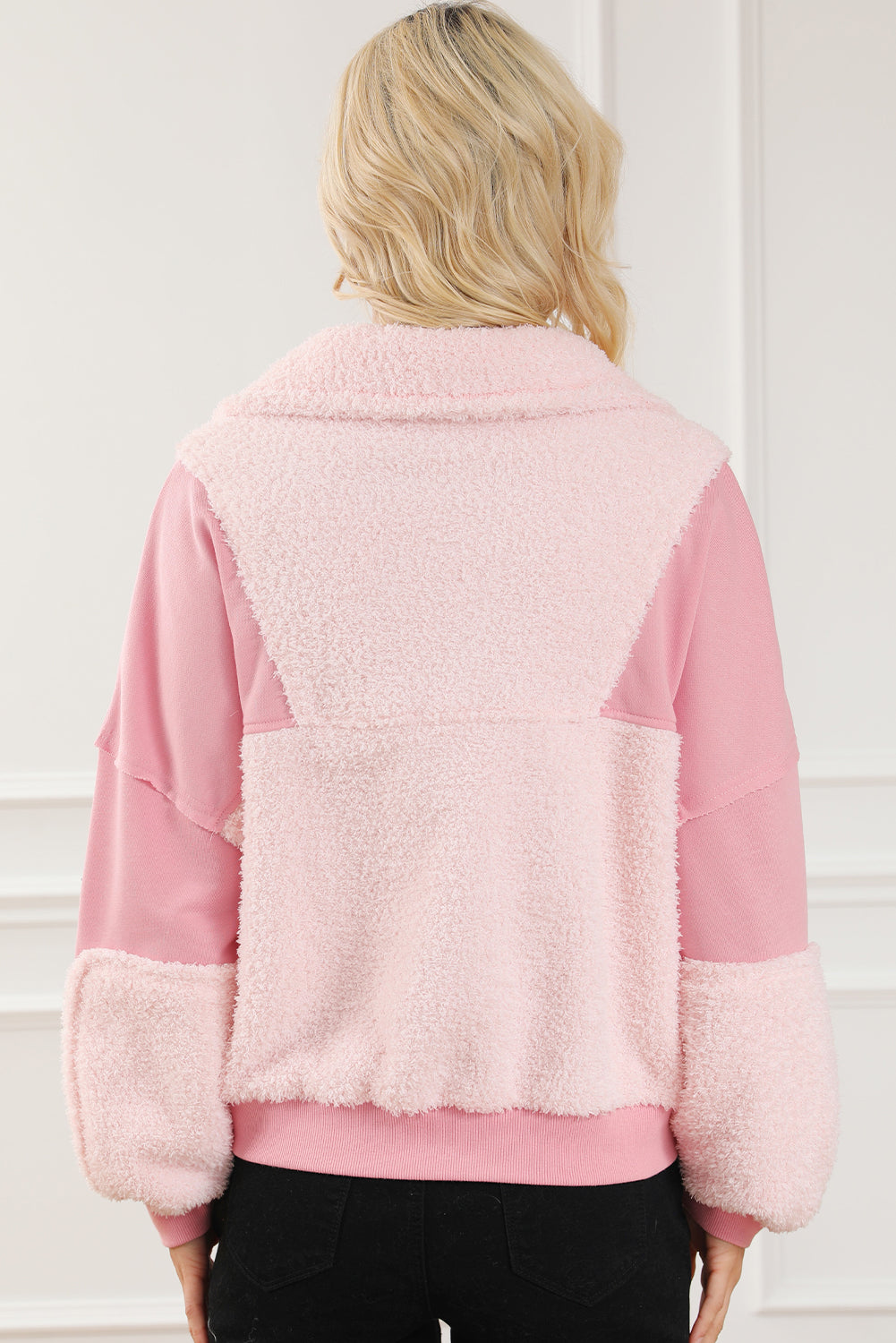 Rosafarbenes, flauschiges Patchwork-Sweatshirt mit freiliegenden Nähten und Reißverschluss am Hals