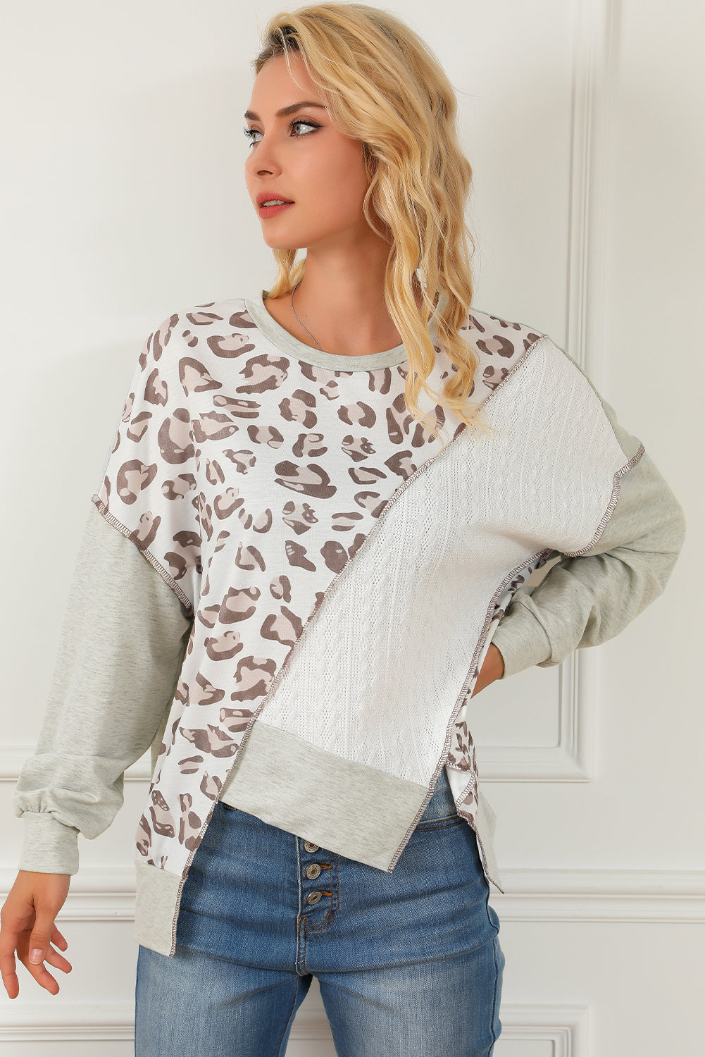 Ohlapen pulover z asimetrično leopardjo teksturo