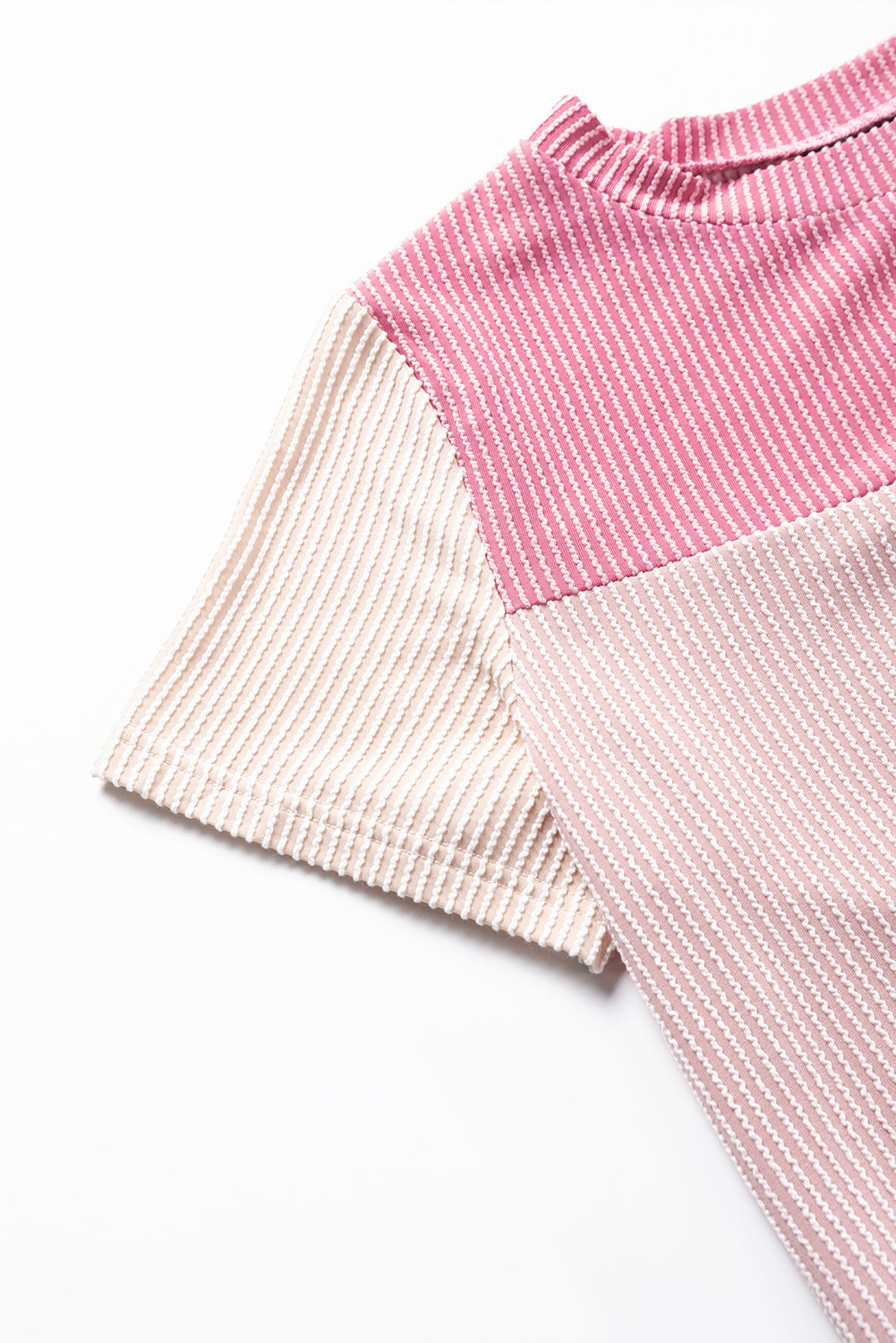 Rosafarbenes, geripptes Colorblock-T-Shirt mit Struktur