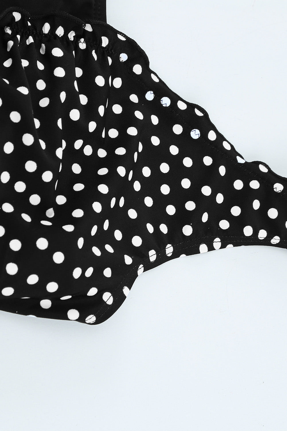Jednodijelni kupaći kostim s crnim točkastim printom i volanima