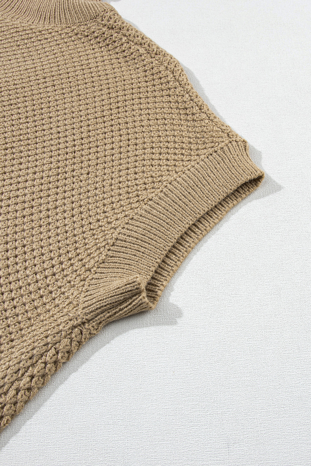 Svetlo kaki teksturiran pulover s kratkimi rokavi