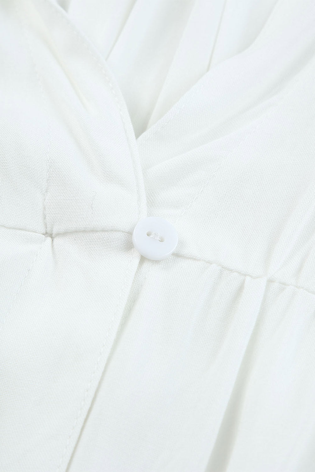 Prekrivač za plažu s bijelim preklopnim džepovima na prsima s remenom