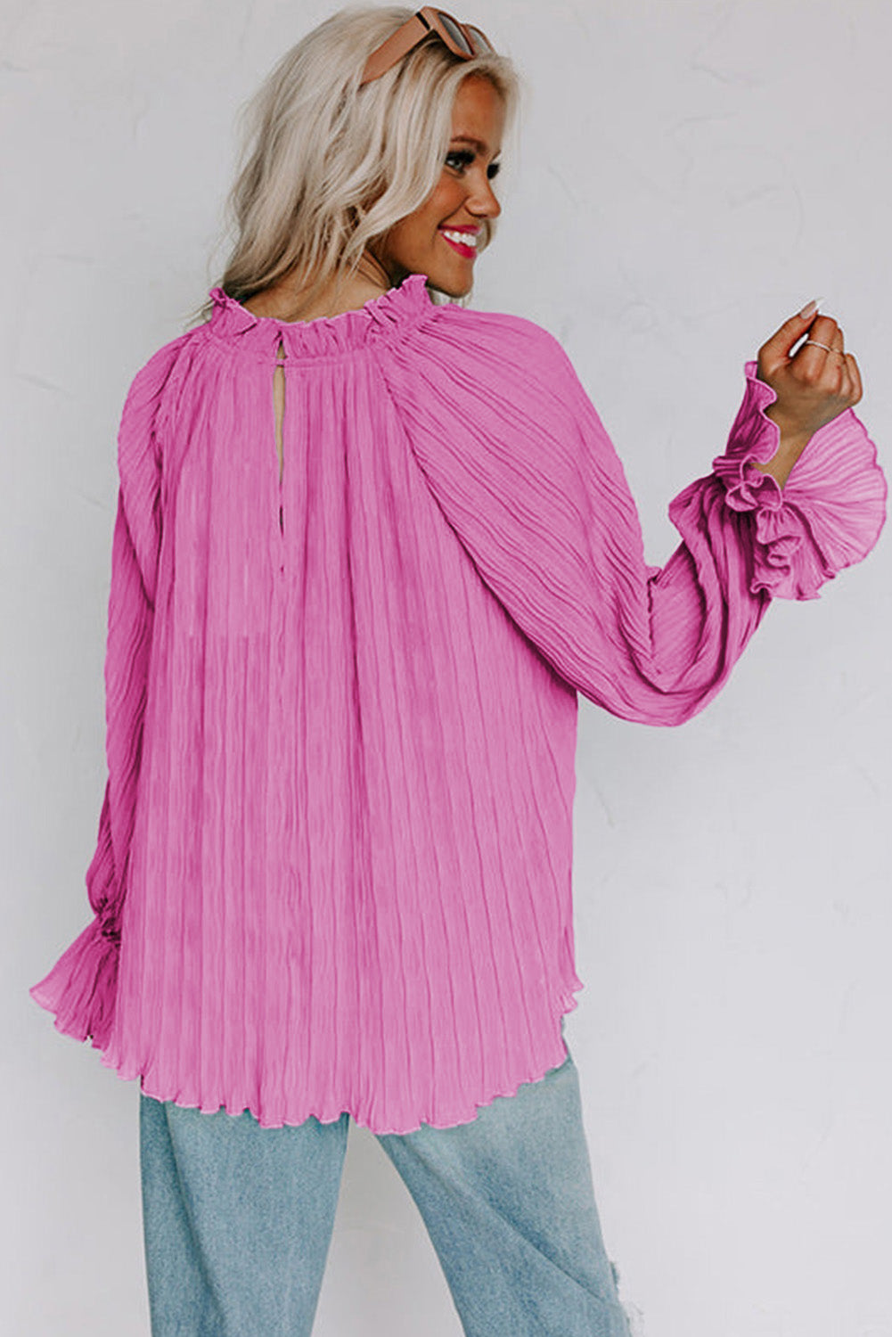 Ružičasta upečatljiva plisirana bluza dugih rukava s lepršavim manšetama