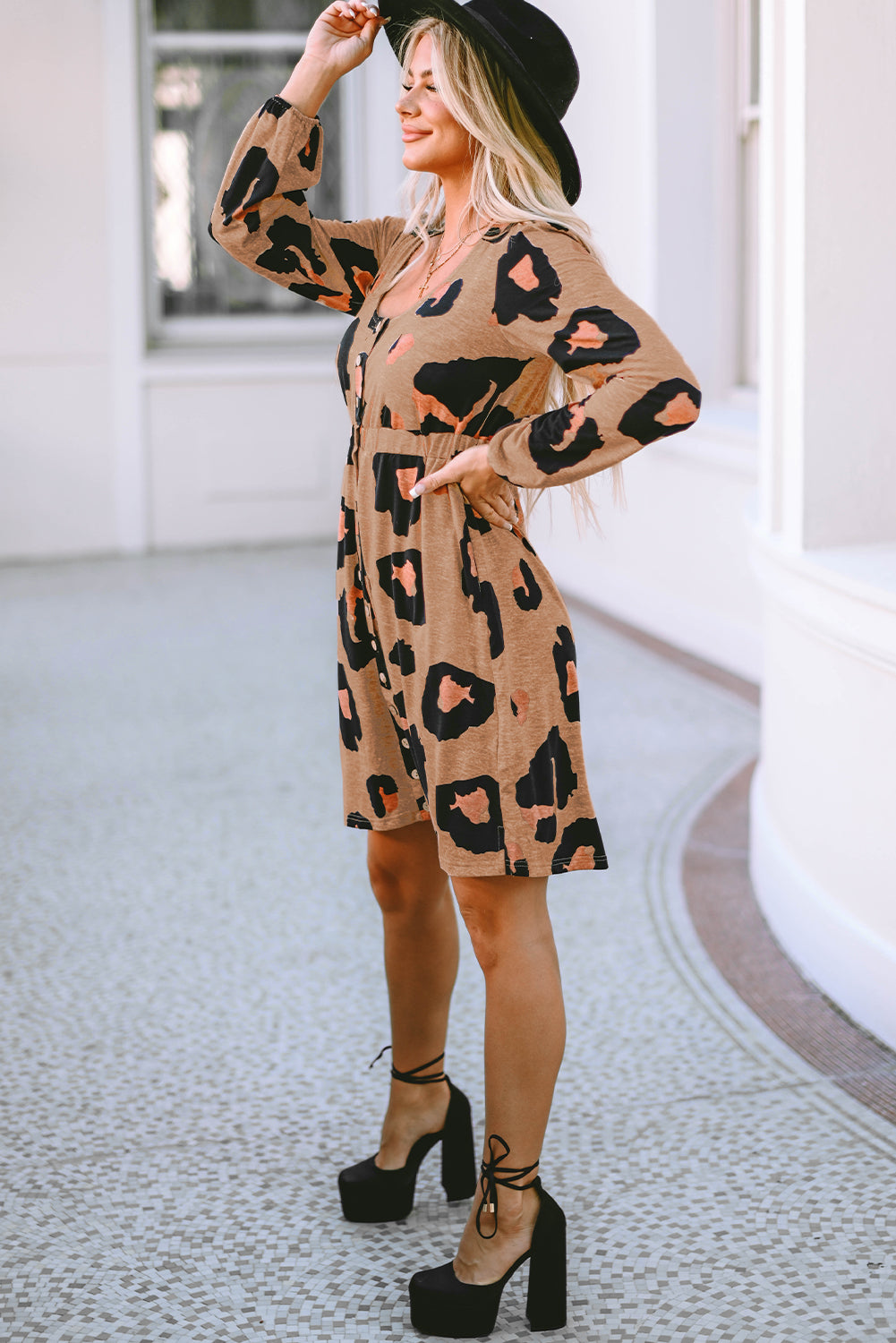 Široka pletena haljina s dugmadima s leopard printom sprijeda s mjehurićima