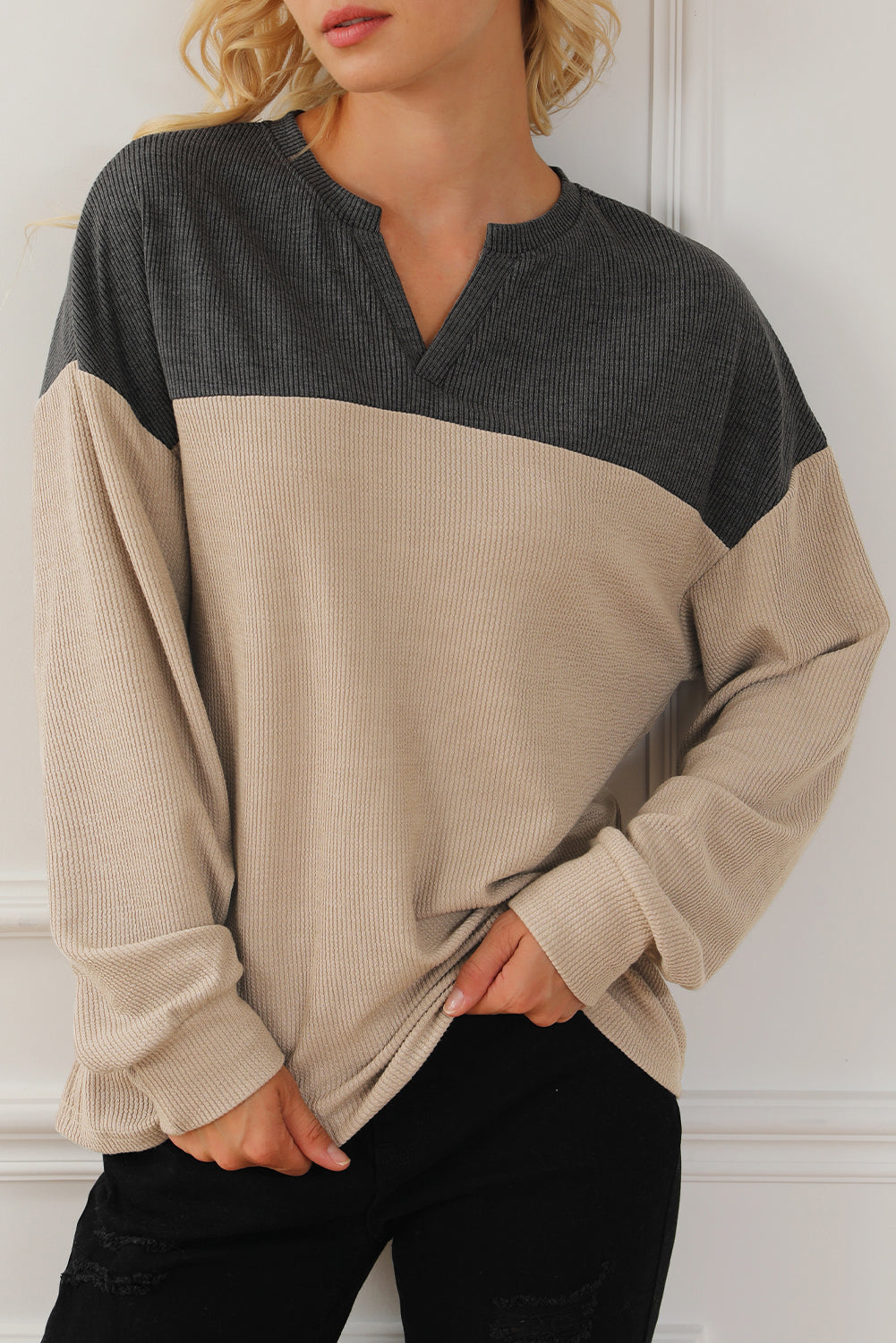 Karbongraues Cord-Sweatshirt mit gekerbtem Ausschnitt und Farbblock