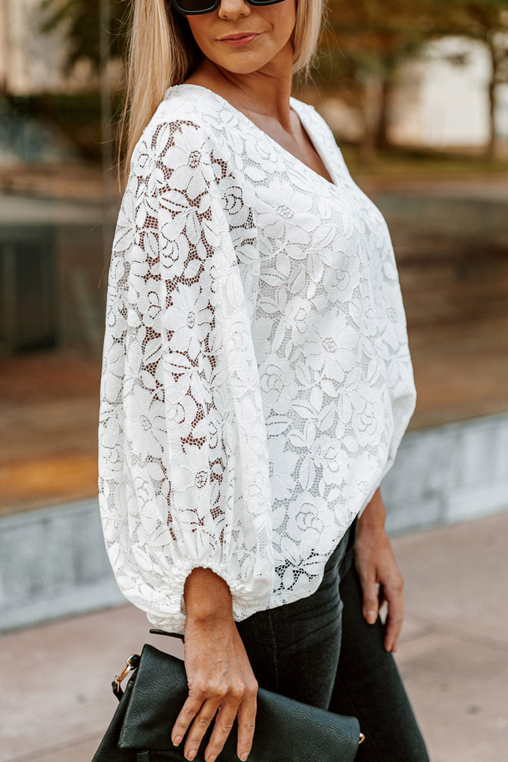 Bela kvačkana majica s cvetlično čipko ohlapnega kroja z V izrezom