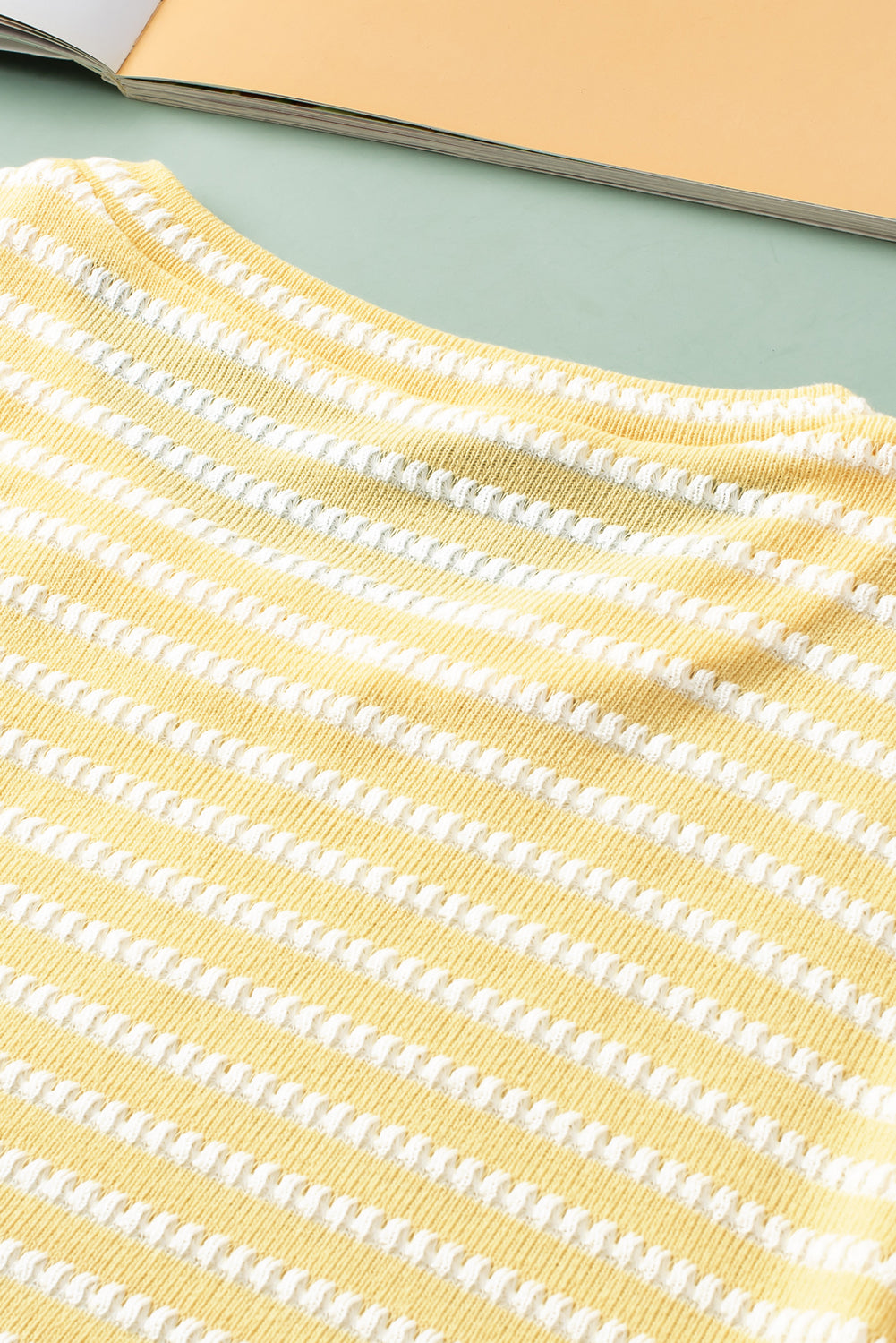 Pulover velike velikosti s kratkimi napihnjenimi rokavi in ​​rumenimi črtami