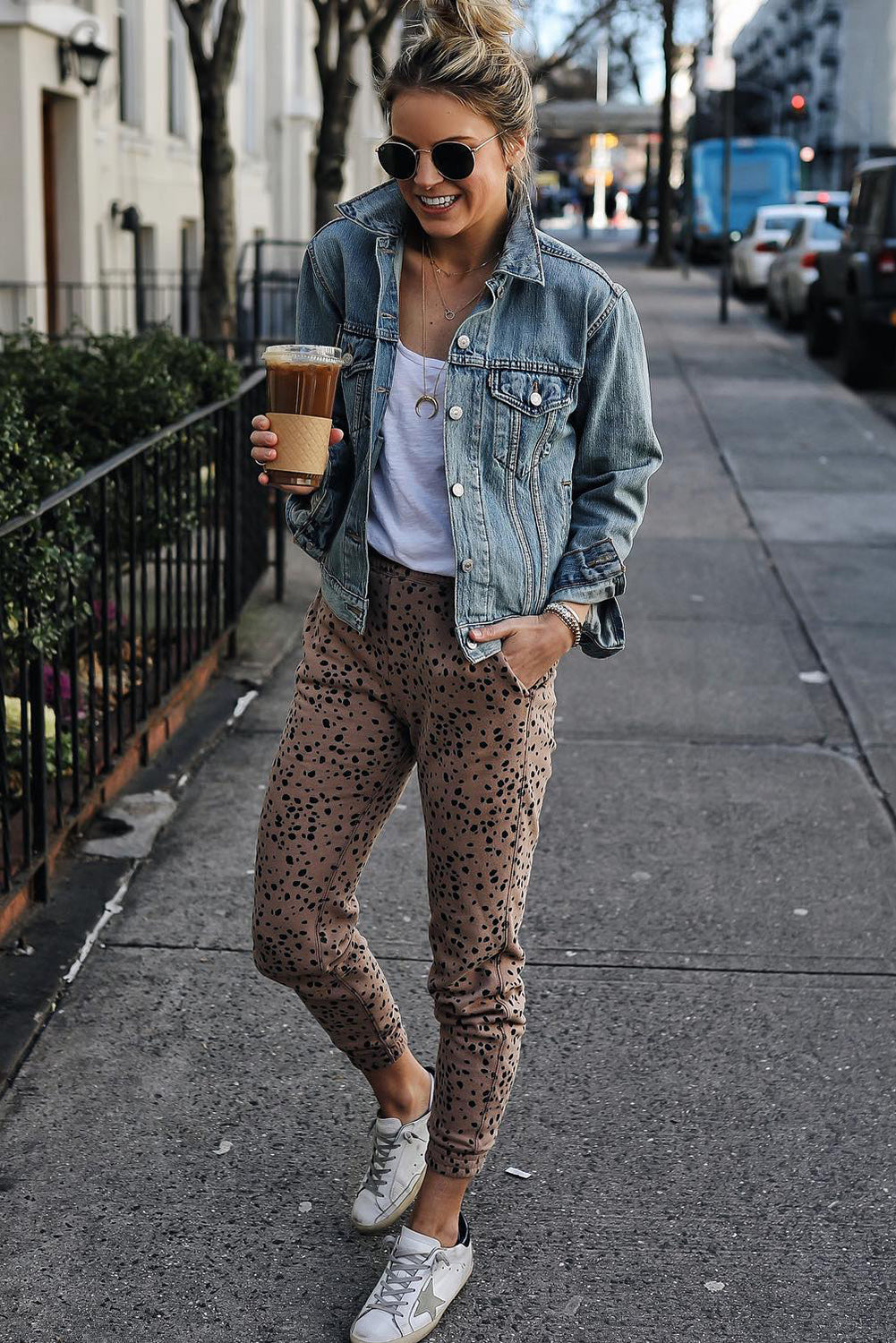 Pantaloni skinny casual con tasche con macchie di animali leopardati