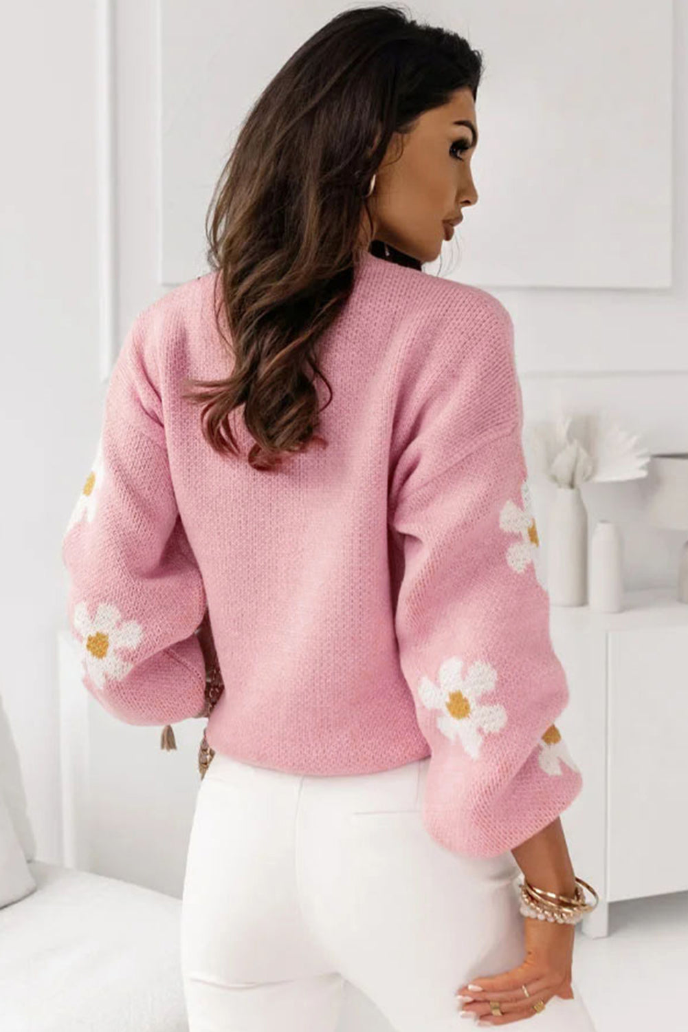 Blijedo kaki ružičasti pulover s cvjetnim uzorkom na spuštena ramena