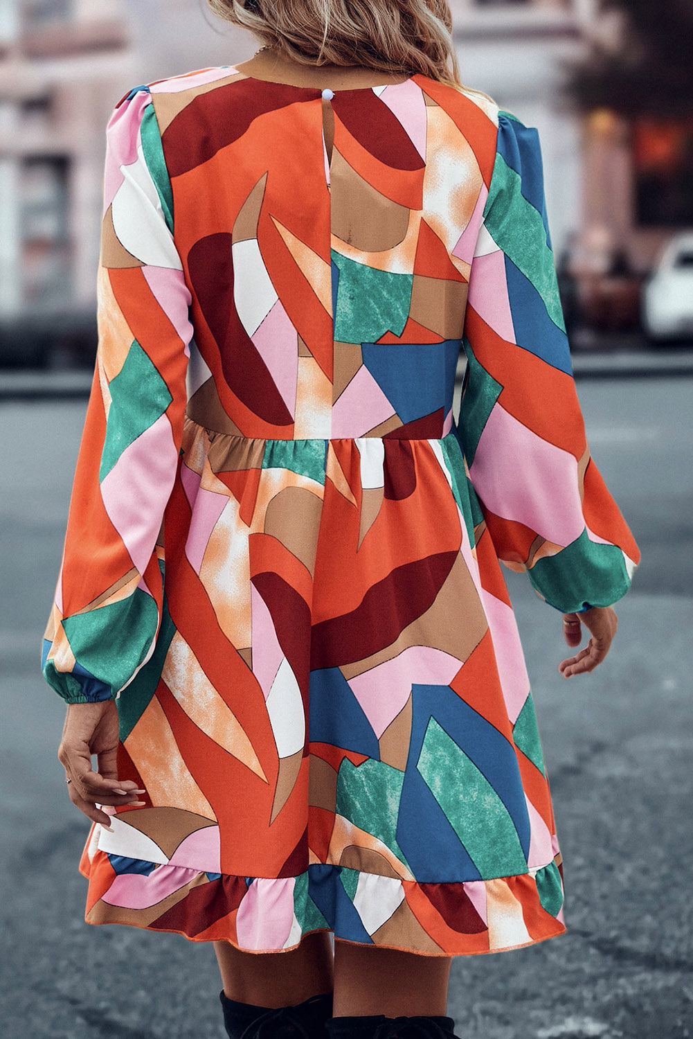 Babydoll haljina dugih rukava s volanima s višebojnim geometrijskim printom
