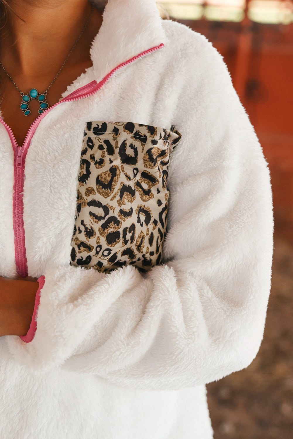 Bela flis jopica z žepom in polzadrgo z leopardjim našitkom