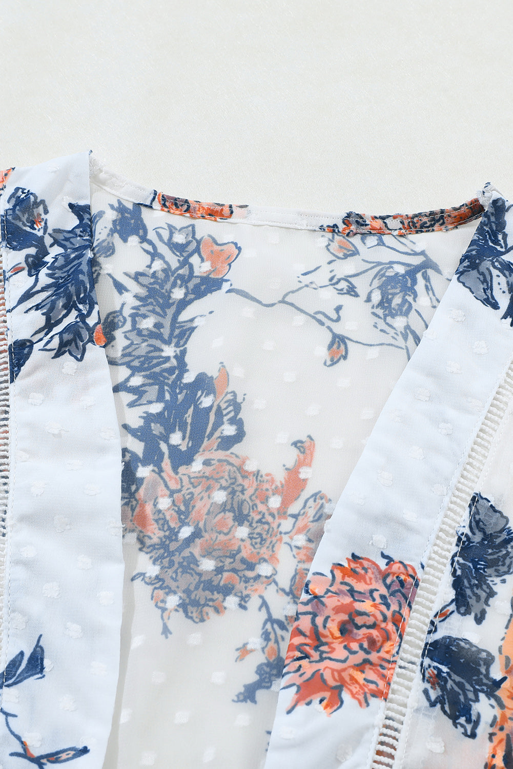 Kimono blanc à manches cloche et imprimé floral ouvert sur le devant