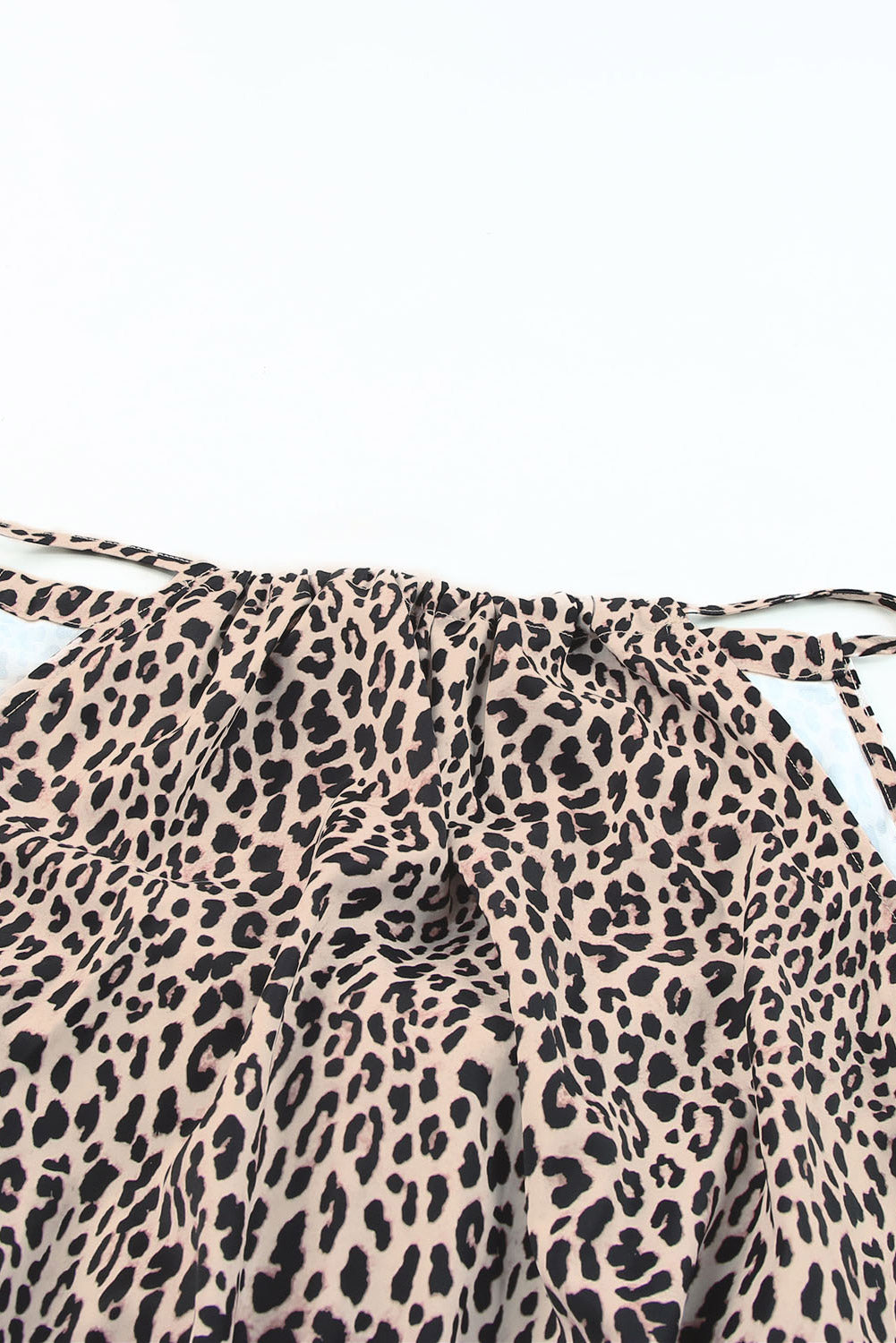 Pagliaccetto con tasca allacciata al collo e vita leopardata