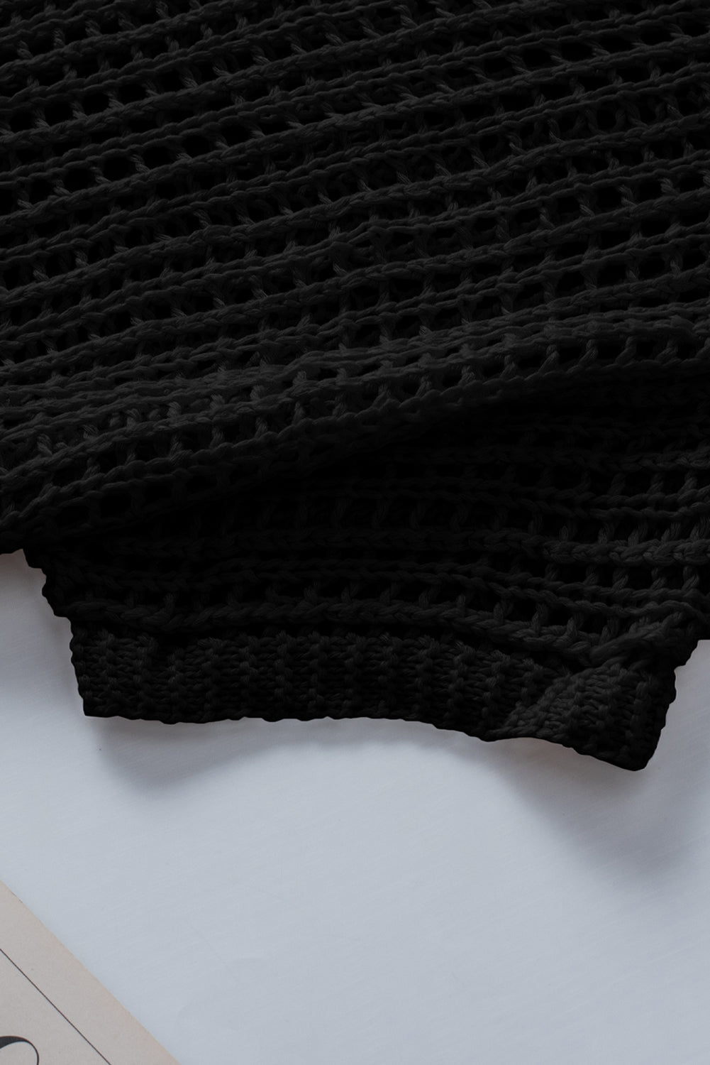 Schwarzes, kurzärmliges Pullover-T-Shirt aus geripptem Netzstrick mit Rundhalsausschnitt