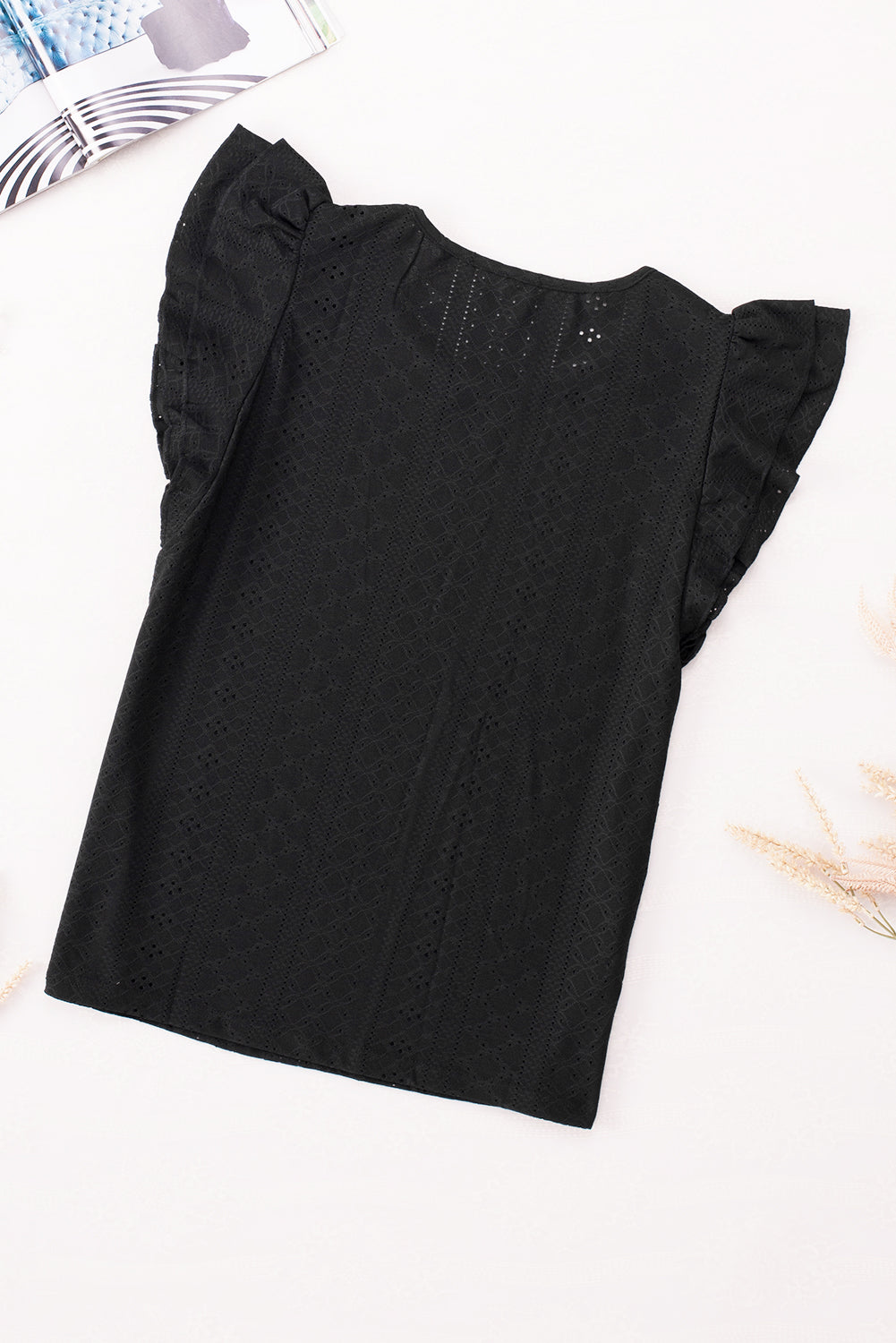 Crna bluza kratkih rukava s volanima s teksturom romba