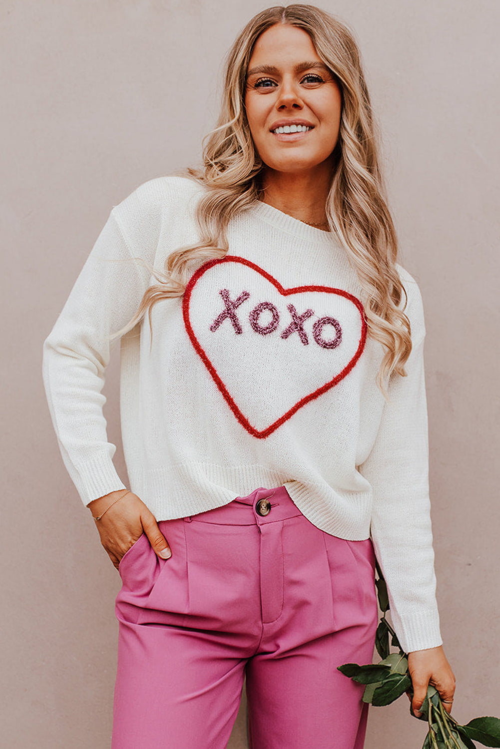 Pleten pulover z belim srčkom in XOXO vzorcem na ramenih