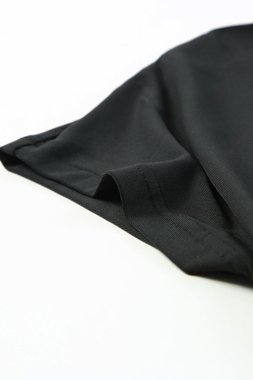 Suženi kombinezon kratkih rukava s crnom kravatom do struka