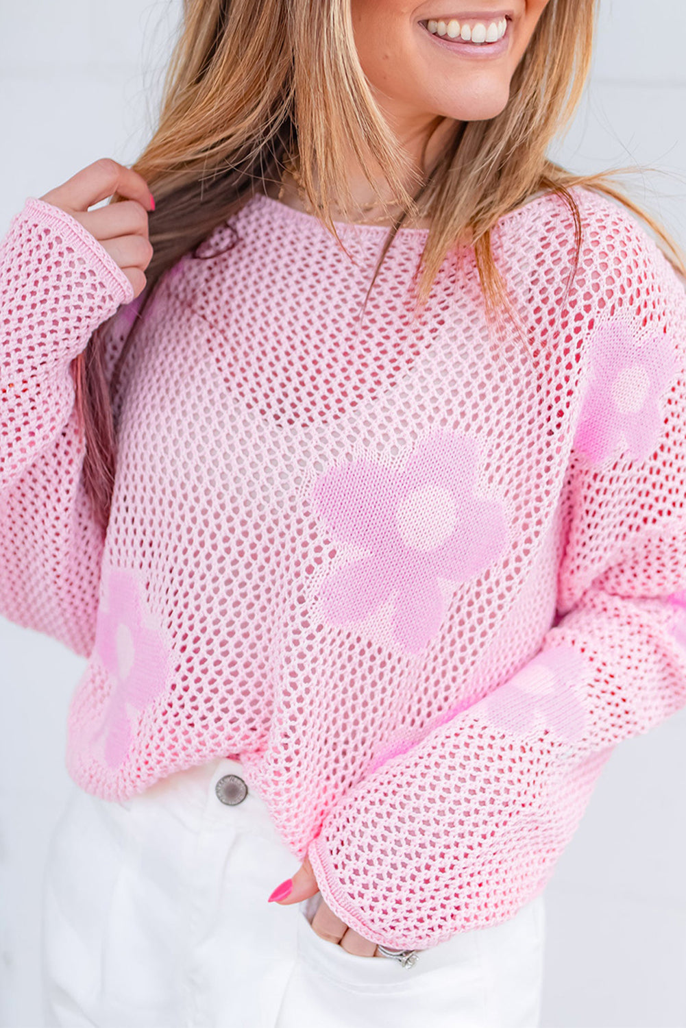 Maglione con spalle scese in maglia lavorata a fiore grande rosa chiaro