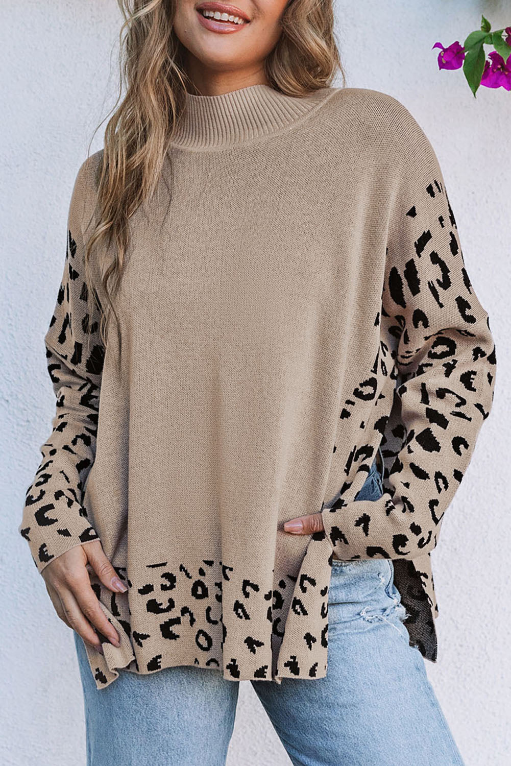 Velik pulover z visokim ovratnikom in stranskim razporkom v barvi kaki leoparda