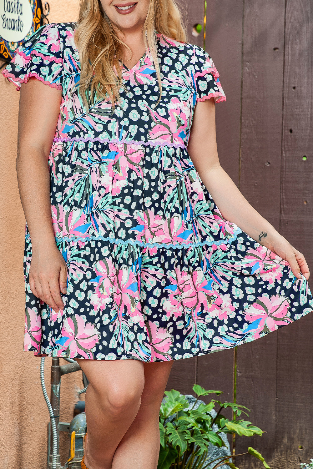 Višebojna Ric-rac haljina kratkih rukava s lepršavim cvjetnim uzorkom