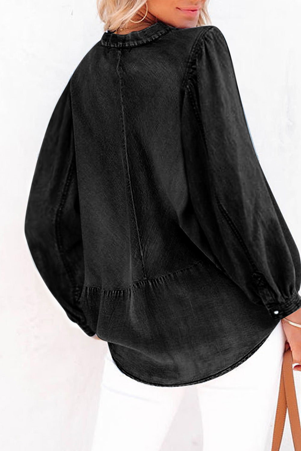 Črna majica z naborki iz jeansa z balonastimi rokavi in ​​v-izrezom