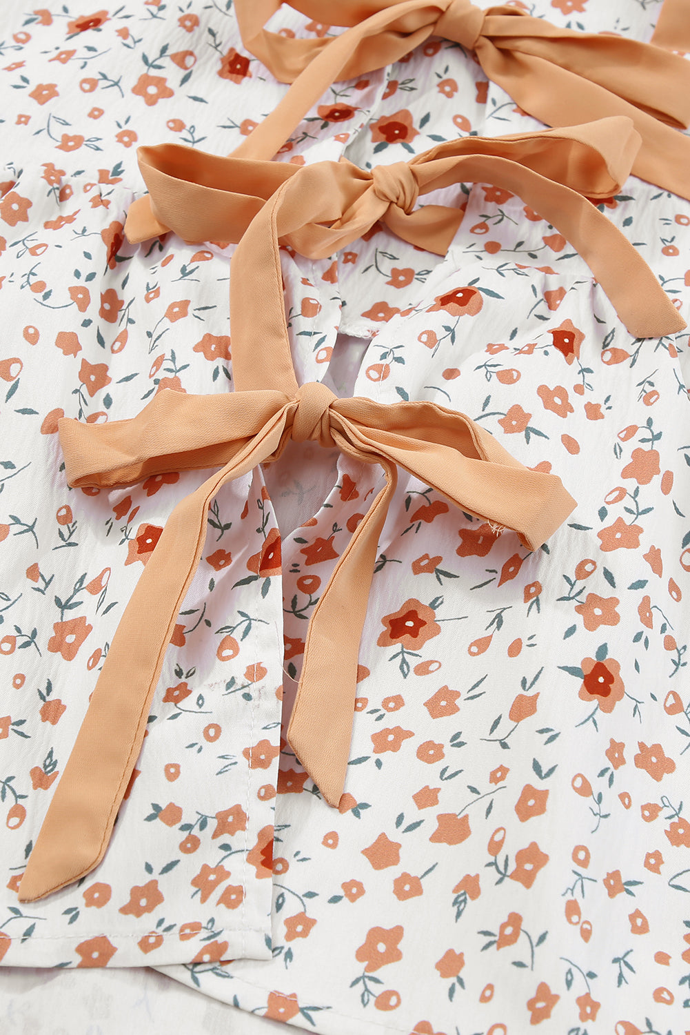Bela majica Babydoll s cvetličnim vzorcem na zavezanih ramenih