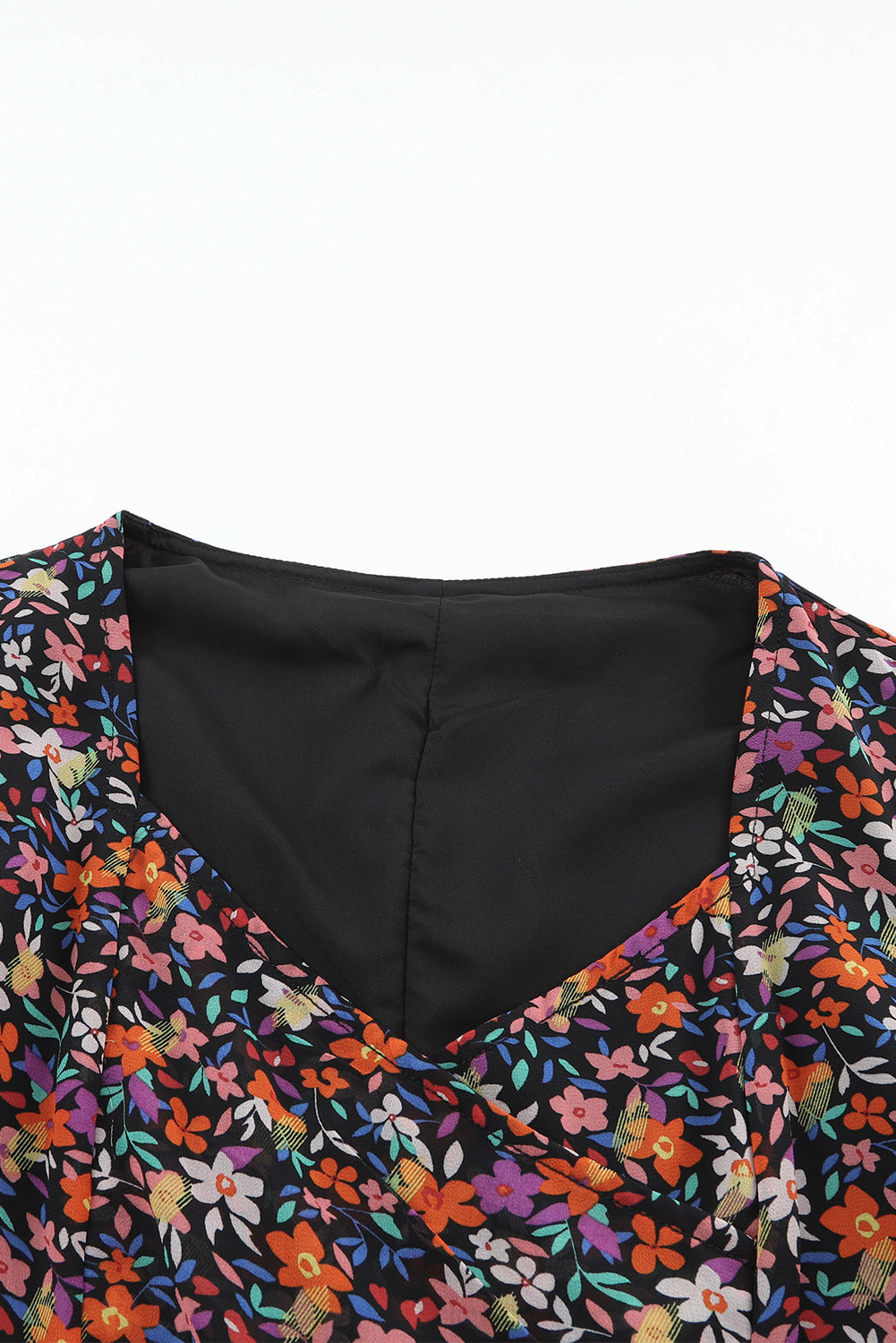 Črna bluza z mehurčki in cvetličnimi rokavi v-izrezu