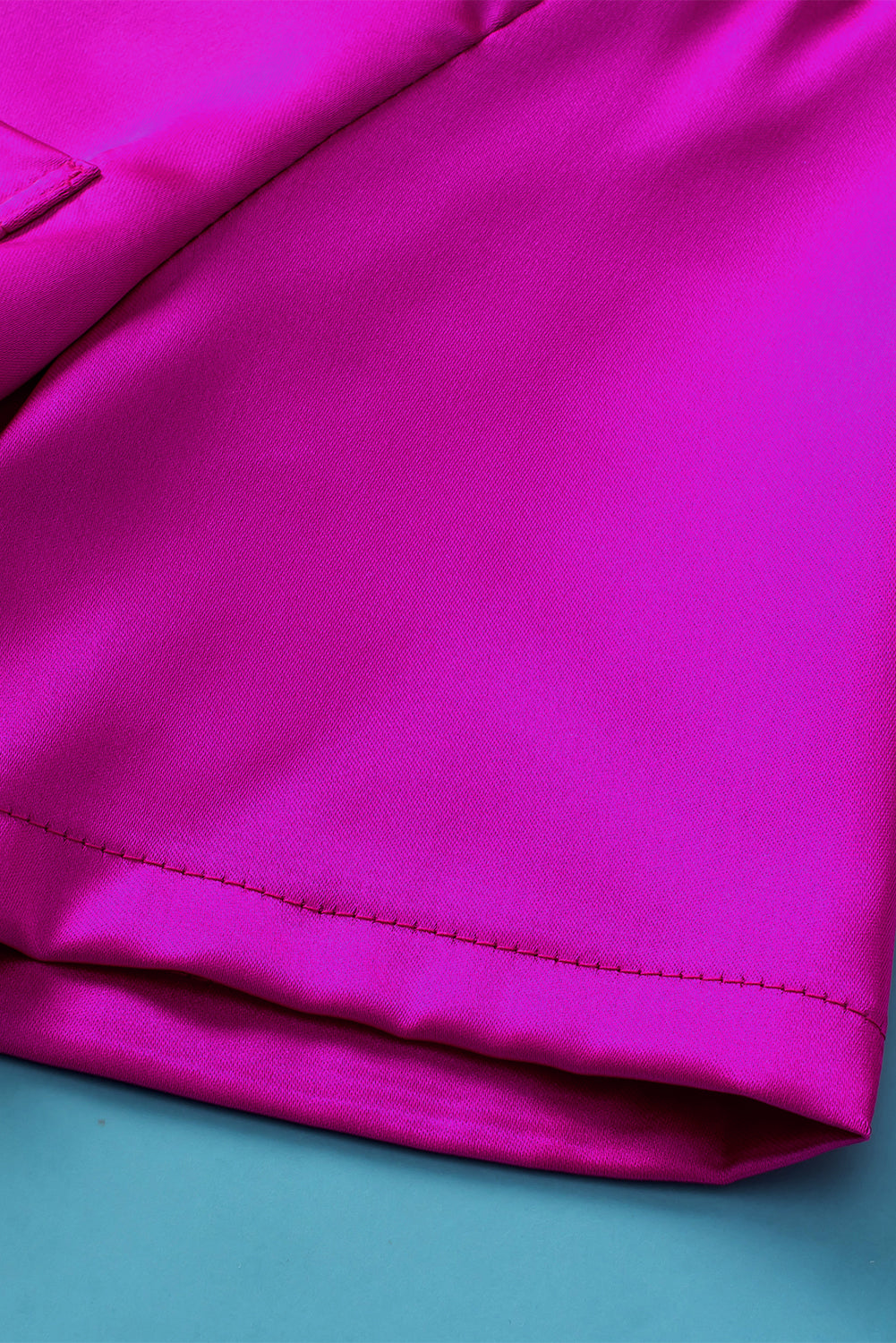 Leuchtend rosa Satin-T-Shirt mit V-Ausschnitt und Shorts mit Kordelzug