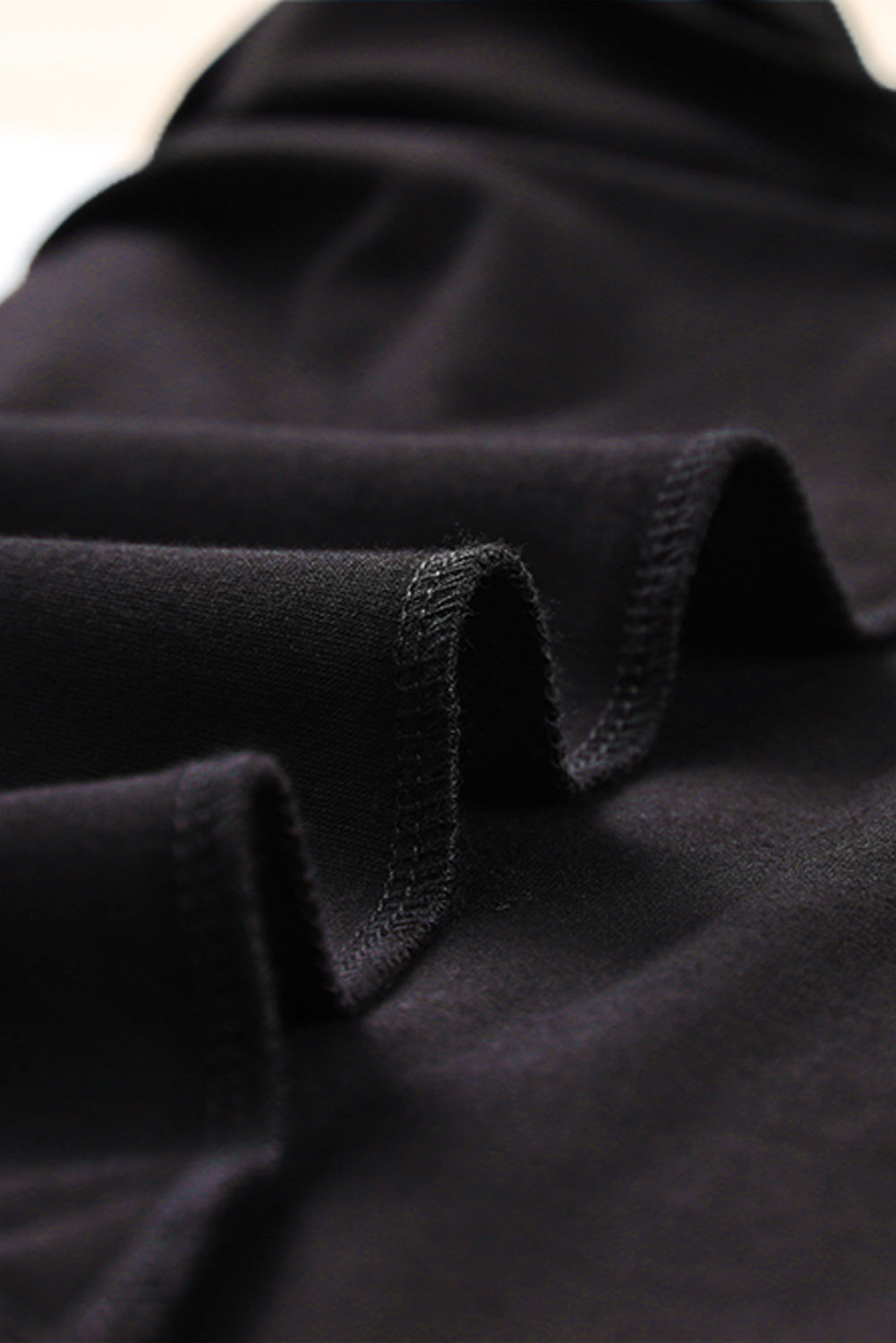 Črna majica brez rokavov z izdolbenim ovratnikom