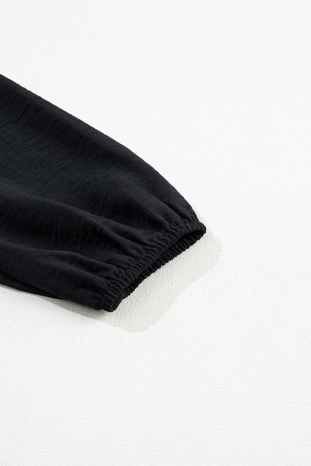 Črna bluza z mehurčastimi rokavi in ​​naboranim ovratnikom